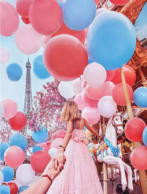 Paris Couples with balloons